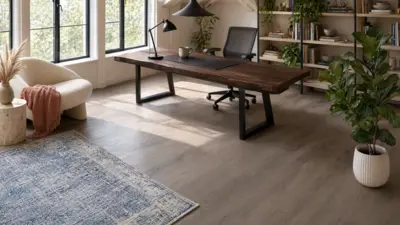 Modernes Arbeitszimmer mit Holztisch | AI generated Helles Arbeitszimmer mit großem Holztisch, schwarzem Bürostuhl und bodentiefen Fenstern. Ein cremefarbener Sessel, ein gemusterter Teppich, Regale mit Büchern und Dekoration sowie mehrere Zimmerpflanzen ergänzen die Einrichtung. | AI generated